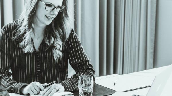 strangeri de mana si miros de cafea in conferintele video care este viitorul telemuncii