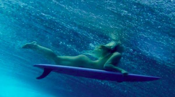 video o surferita incaleca dezbracata cele mai mari valuri ale lumii