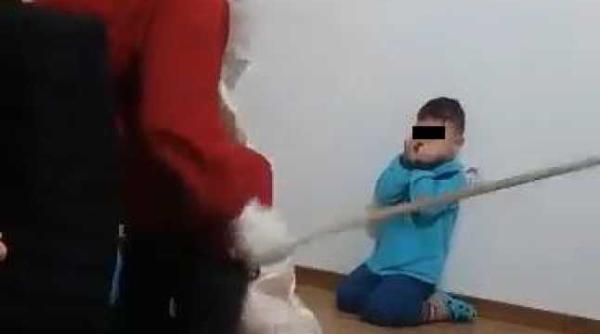 baietel de 5 ani batut cu o bata de un barbat imbracat in mos nicolae imagini socante
