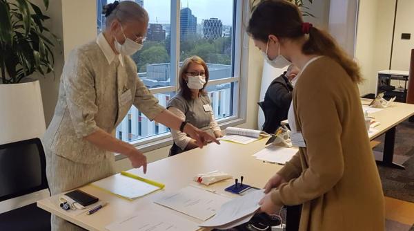 incredibil nu a putut vota deoarece membrii sectiei de votare erau la masa