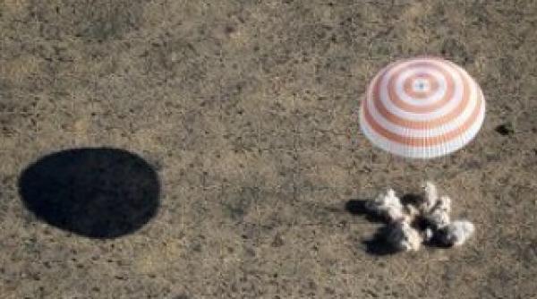 o capsula cu material de pe un asteroid s a intors pe pamant foto