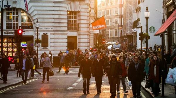 scene socante la londra devenite virale sute de persoane s au inghesuit dintr un motiv ireal video