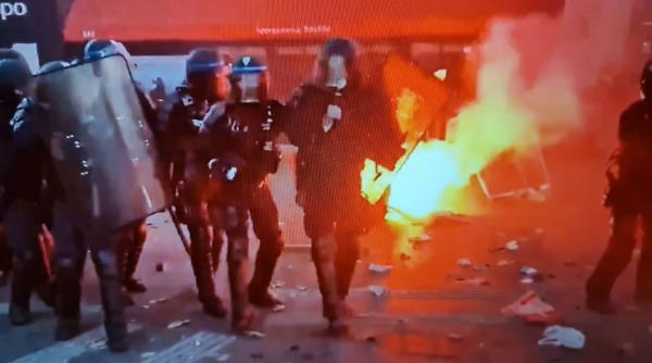 zeci de politisti au fost raniti in protestele de la paris