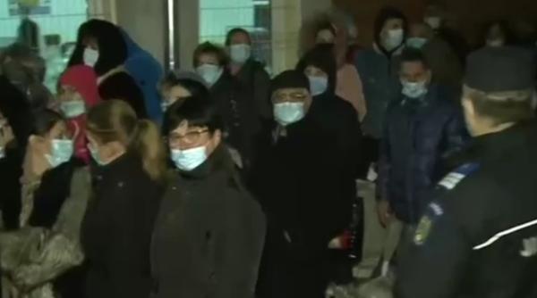 sute de membri ai sectiilor de votare au asteptat ore in sir sa predea sacii cu voturi nici animalele nu cara desagi ca noi