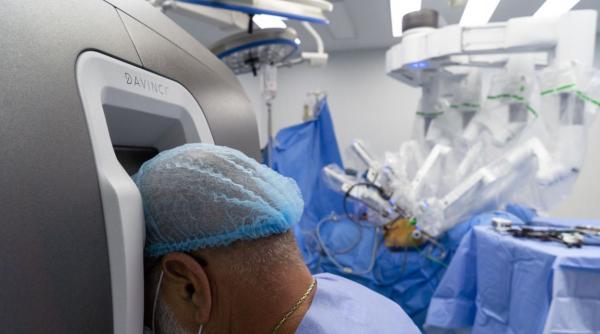 care i realitatea cu robotii care opereaza dr teodor buliga de la sanador doctorii nu stau sa manance o prajitura