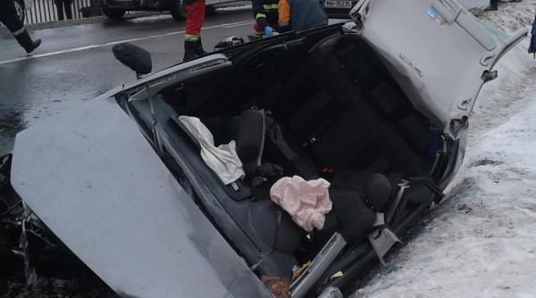 accident cumplit in neamt pompierii au taiat masina pentru a scoate trei victime