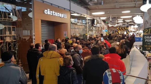 imbulzeala in plina pandemie cozi imense la deschiderea unui magazin din craiova la vot nu am mers dar stam ca oile pentru o tigaie