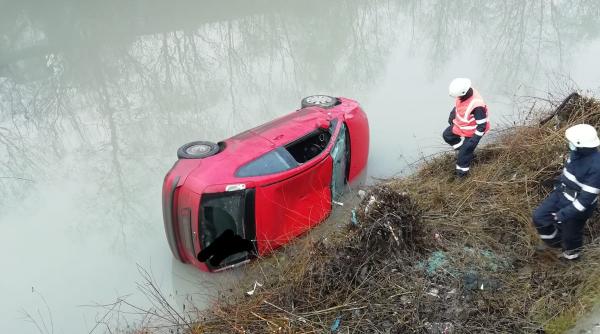 o tanara de 25 de ani a plonjat cu masina in raul bistrita