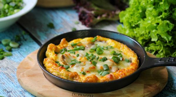 omleta spaniola iese pufoasa iar cascavalul o face savuroasa este o bunatate