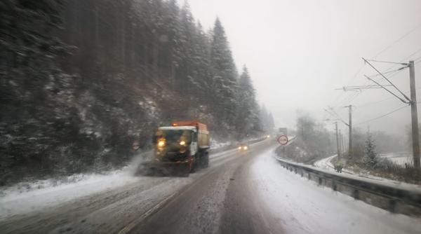 suceava un tir a derapat din cauza zapezii de pe sosea trafic restrictionat pe dn2