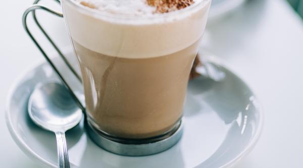 cum faci un cappucino spumos si delicios rasfatul aromat de weekend il vei adora