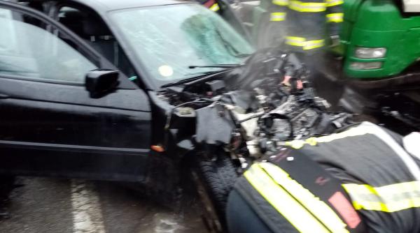 un mort si trei raniti in urma unui accident dintre o cisterna si un autoturism