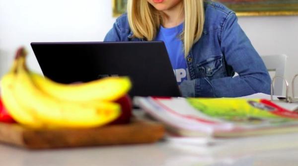 un profesor din alexandria jigneste o eleva in timpul orelor online tu esti idioata