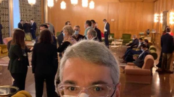 prima poza de la negocierile de azi liderii politici sunt optimisti dar anunta o zi lunga