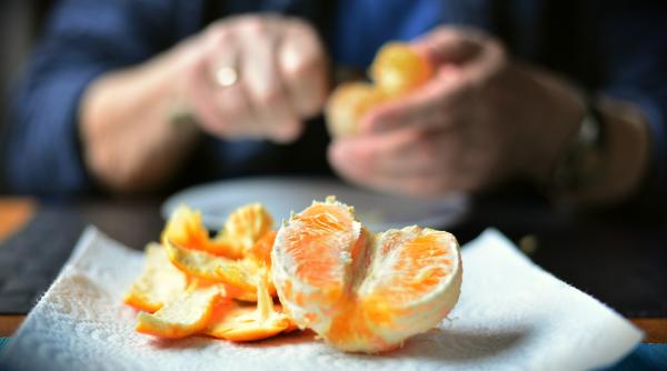 cum desfaci rapid o portocala fara sa iti strici manichiura cel mai tare truc nu ai nevoie de cutit