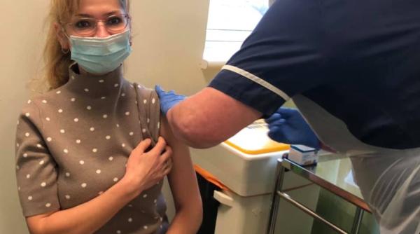 medic roman din marea britanie vaccinat anti covid sper sa va conving ca merita