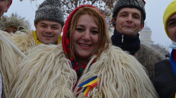 sosoaca protesteaza in fata la diicot ce a scos o din minti