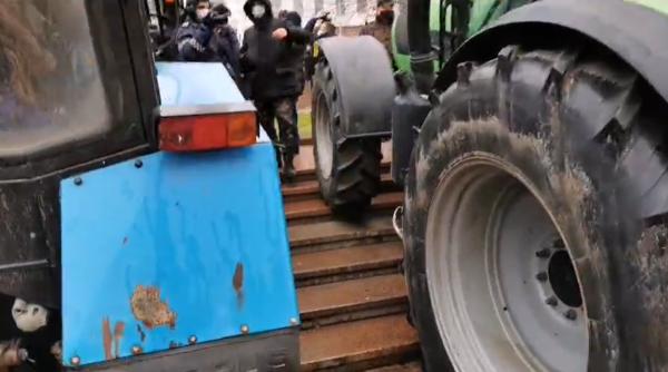o noua zi de proteste la chisinau fermierii au venit cu tractoarele in fata parlamentului video