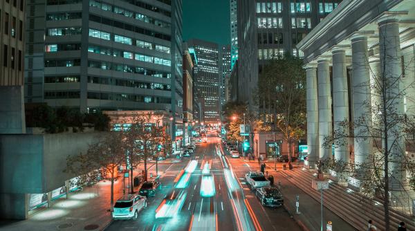 video salvare spectaculoasa cum a reusit un baiat sa isi salveze sora aflata la un pas de fi lovita de o masina