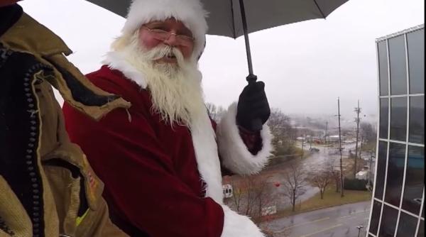 mos craciun nu se sperie de restrictii a lasat sania si a folosit o macara pentru a vizita copiii internati in spital