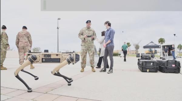 video cainii roboti paznici la bazele militare ale sua