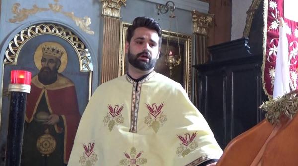 video parintele tamas colind emotionant la mormantul tatalui sau parintii din cer