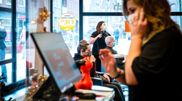 noua tulpina de covid 19 loveste lira si euro investitorii fug spre dolar