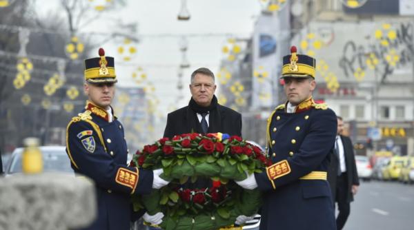 presedintele iohannis depune o coroana de flori pentru comemorarea victimelor revolutiei
