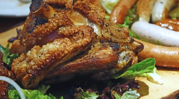 ciolan bavarez fiert in bere cea mai gustoasa si simpla reteta