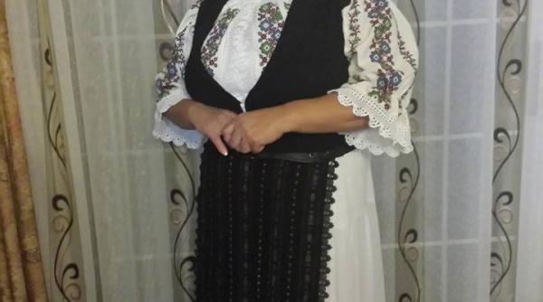 nineta popa inselata de sot am primit o in casa mea si am luat masa impreuna