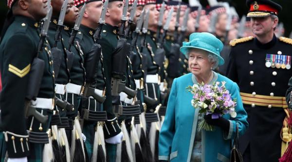 regina elisabeta a ii a si printul philip singuri de craciun la castelul windsor