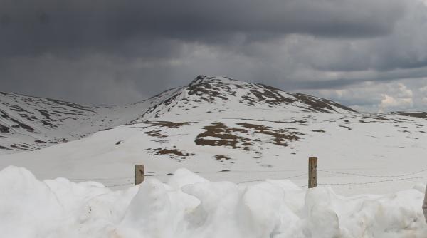 doi alpinisti au murit si alti doi au fost raniti in timpul ninsorilor abundente