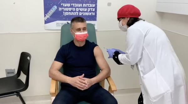 ambasadorul israelului in romania david saranga s a vaccinat la ierusalim este sansa noastra video