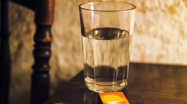 pune un pahar cu apa sare si otet in camera efect senzational vei face asta mereu