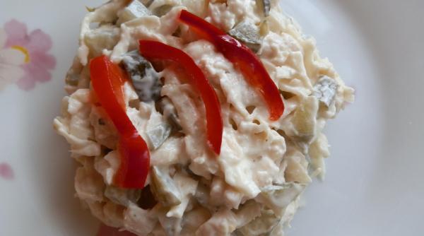 salata de pui cu telina si maioneza nu poate lipsi de pe masa de revelion este delicioasa