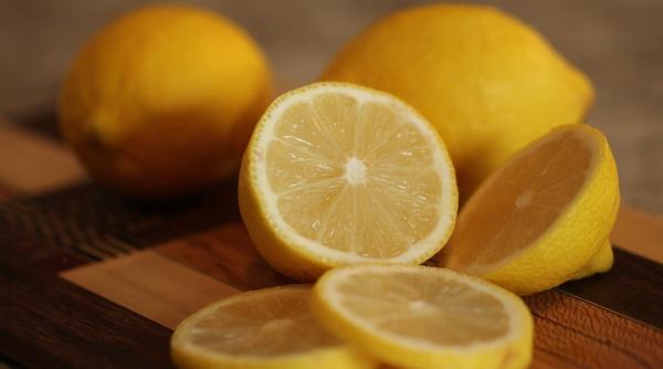 pune o cana cu suc de lamaie in cuptorul cu microunde rezultat fabulos