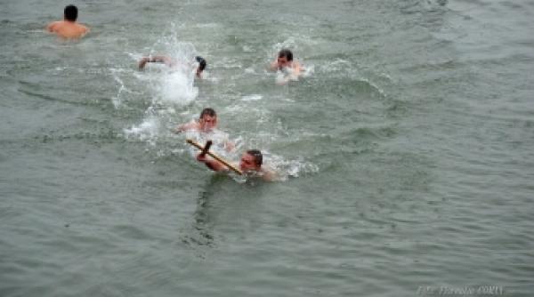 de boboteaza persoana care va recupera crucea aruncata in canalul dunare marea neagra va fi premiata