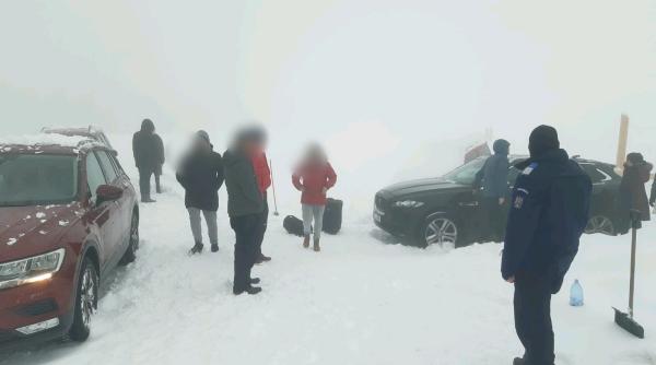 ninsori abundente si viscolite  36 de persoane si 7 masini  evacuate de jandarmi din zona varfului roman