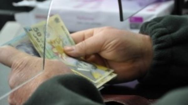 sute de oameni la coada pentru plata taxelor si impozitelor la stat