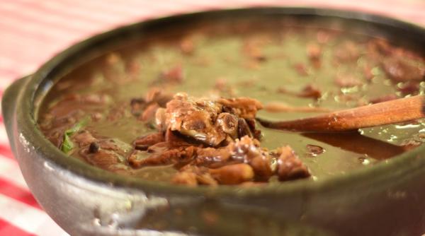 un tata si a lasat fiica nemancata pana cand invata sa deschida singura o conserva