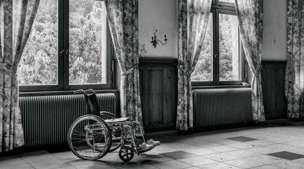 caz terifiant de ce o mama si a tinut fiica sanatoasa timp de 8 ani in scaun cu rotile