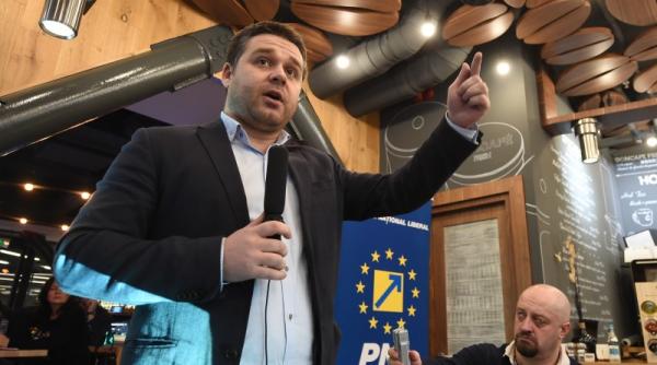 ciucu se plange ca nicusor dan nu i raspunde la telefon au urmat critici parca erati in aceeasi barca incepem sa intelegem ce am ales smiorc in public