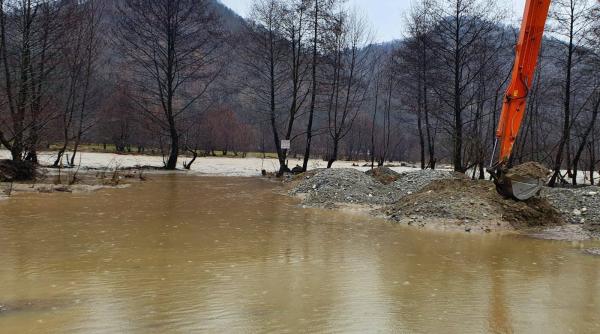 echipele apelor romane intervin in urma viiturilor si a inundatiilor