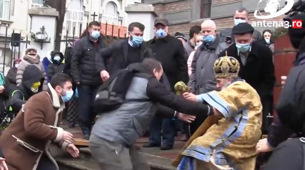 ips teodosie s a prabusit pe treptele catedralei in timp ce sfintea apa pentru boboteaza