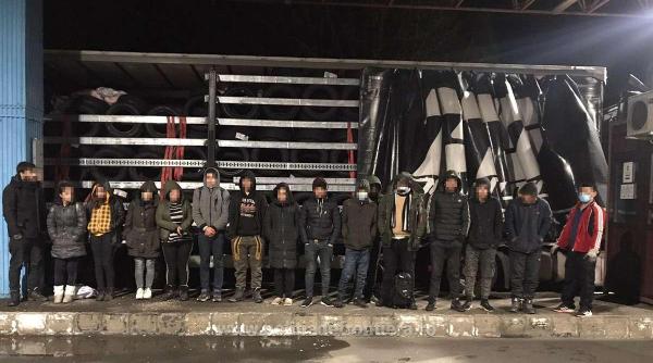 15 cetateni straini  ascunsi printre anvelope  gasiti la vama cu romania