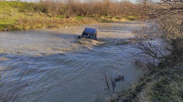 35 de localitati afectate de inundatii  in ultimele 24 de ore  barbat scos de pompieri din mijlocul apelor