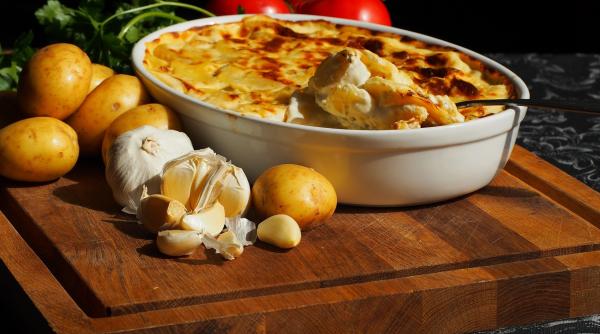 cartofi gratinati reteta absolut savuroasa pentru cei care nu au timp de gatit este geniala