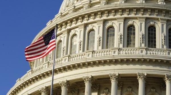 sua oamenii legii cu armele atintite catre protestatari imagini ireale din washington