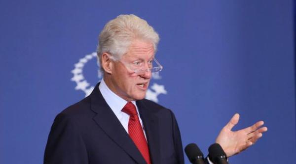 bill clinton denunta un asalt fara precedent contra institutiilor americane