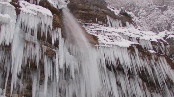 gheata unei cascade din rusia a ucis o persoana si a ranit alte trei
